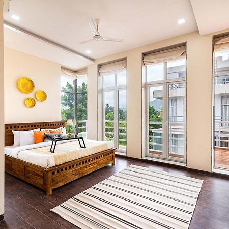 Sierra Skies By Stayvista - A Mountain-View Villa Featuring A Rooftop Swimming Pool, Jacuzzi, Turf, And A Gym For An Elevated Stay Lonavala Buitenkant foto