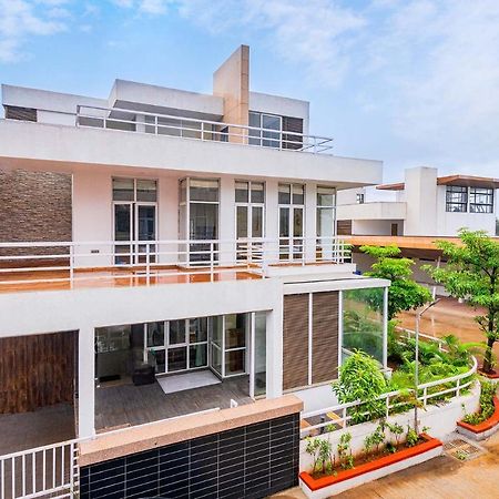 Sierra Skies By Stayvista - A Mountain-View Villa Featuring A Rooftop Swimming Pool, Jacuzzi, Turf, And A Gym For An Elevated Stay Lonavala Buitenkant foto