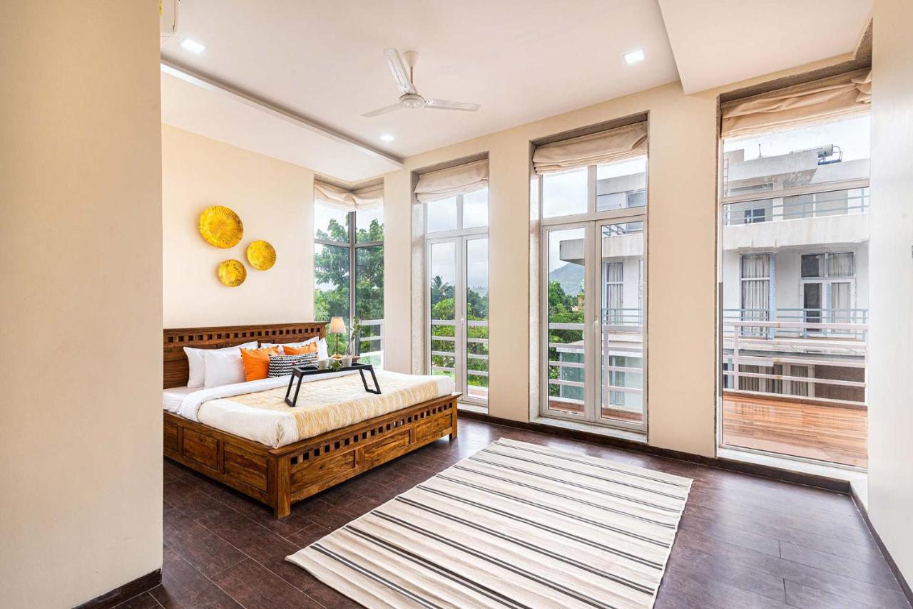 Sierra Skies By Stayvista - A Mountain-View Villa Featuring A Rooftop Swimming Pool, Jacuzzi, Turf, And A Gym For An Elevated Stay Lonavala Buitenkant foto
