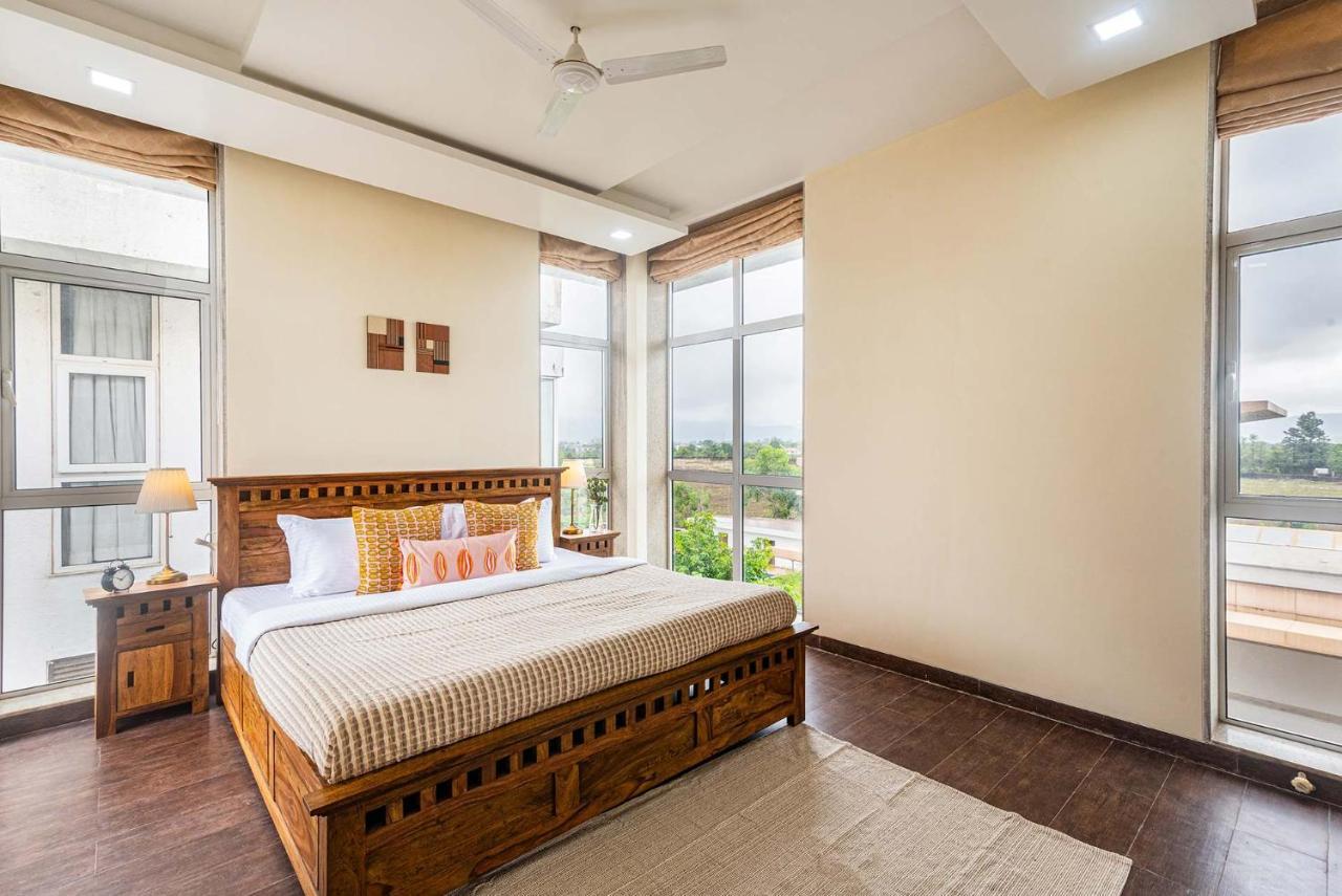 Sierra Skies By Stayvista - A Mountain-View Villa Featuring A Rooftop Swimming Pool, Jacuzzi, Turf, And A Gym For An Elevated Stay Lonavala Buitenkant foto